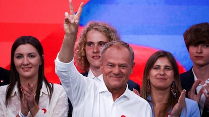 El primer ministro polaco, Donald Tusk, celebra la victoria este domingo en Varsovia.