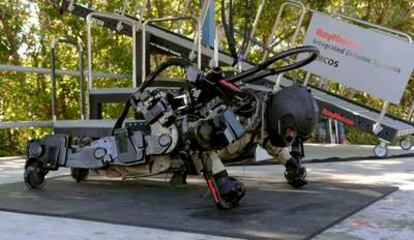 Un probador del traje robótico XOS 2 hace flexiones en las instalaciones de la empresa Raytheon en Salt Lake City.