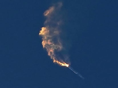 El cohete Starship gira tras despegar unos minutos antes desde Boca Chica, Texas.