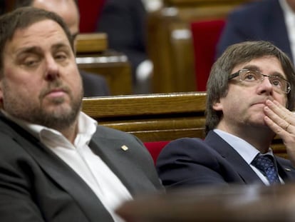 Oriol Junqueras (izq.) y Carles Puigdemont durante la &uacute;ltima sesi&oacute;n del Parlament.