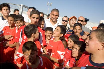 Con los ni?os palestinos e israeles que forman parte del proyecto Escuelas de Ftbol Hermanadas por la Paz.