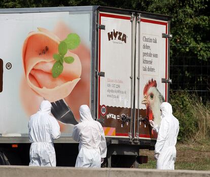 Un equipo forense trabaja en Parndorf (Austria) junto al camión donde se han encontrado los cadáveres de unos 50 inmigrantes.