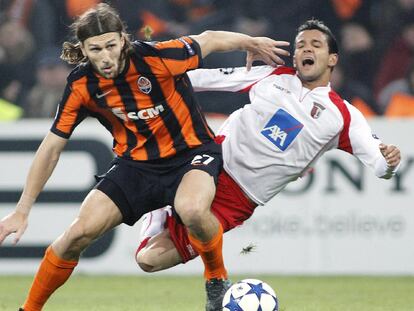 El exbarcelonista Chigrinski gana la acción a Matheus, del Braga, en la fase de grupos.