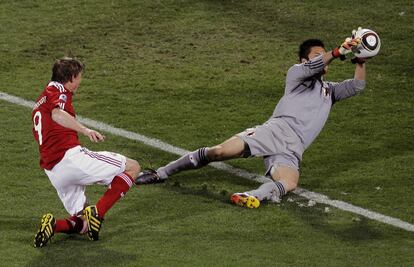 Eiji Kawashima protagoniza una parada tras un tiro del danés Jon Dahl Tomasson.