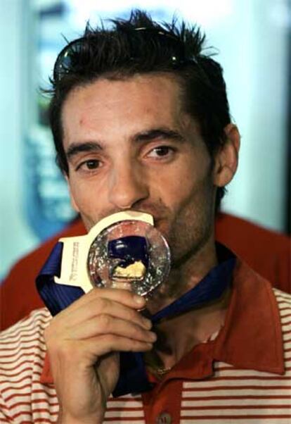 El atleta Paquillo Fernández besa la medalla de oro conseguida la prueba de 20 kilómetros marcha de los Campeonatos de Europa de atletismo.