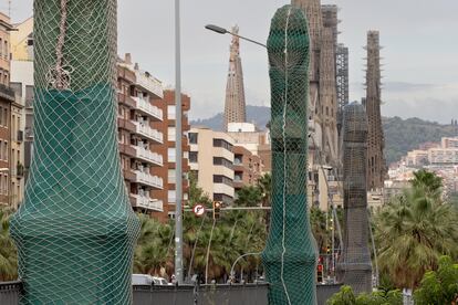 Farolas envueltas desde hace casi una década en el puente de Marina de Barcelona. 