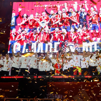 -Los jugadores de la selección española durante la celebración este lunes en Cibeles del título de campeones de la Eurocopa.