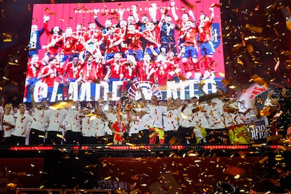-Los jugadores de la selección española durante la celebración este lunes en Cibeles del título de campeones de la Eurocopa.