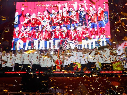 -Los jugadores de la selección española durante la celebración este lunes en Cibeles del título de campeones de la Eurocopa.