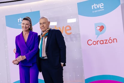 Los presentadores Anne Igartiburu y Jordi González, el 15 de enero de 2024, en la presentación del programa 'D Corazón' de RTVE en Madrid.