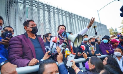 Félix Salgado Macedonio y Mario Delgado, presidente nacional de Morena, protestan afuera del Tribunal Electoral en Ciudad de México este miércoles.