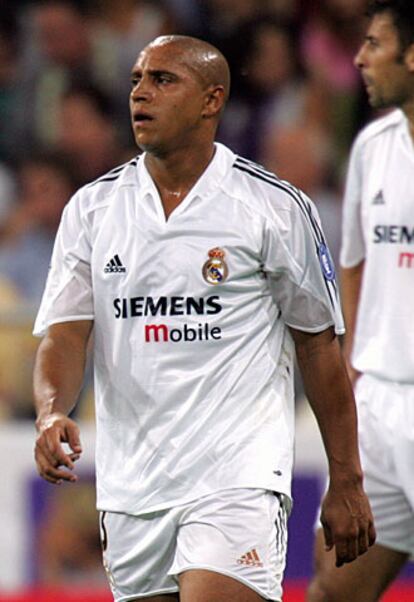 Roberto Carlos, durante un partido con el Real Madrid.
