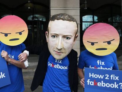 Varios manifestantes protestan a las puertas de Portcullis House, en el centro de Londres (Reino Unido) este jueves ante la comparecencia en el Parlamento del director de Tecnología de Facebook Mike Schroepfer.