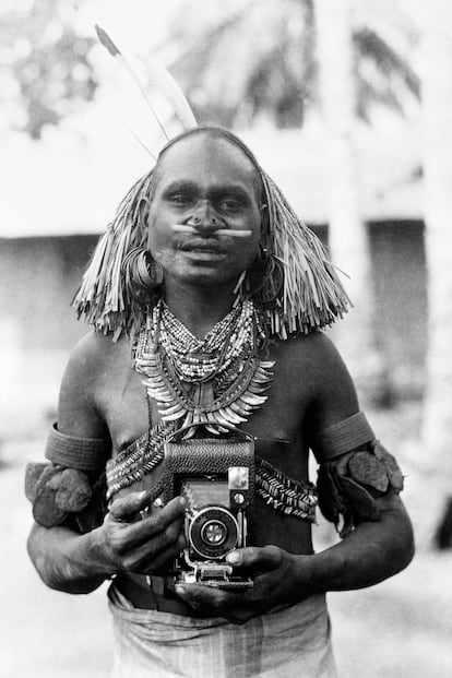 Las cámaras de fotos han traspasado fronteras. En la imagen un Nativo de Nueva Guinea en 1930. 