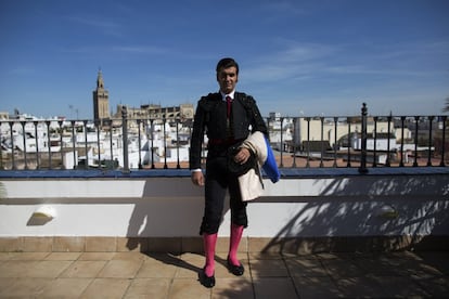 El diestro sevillano posa en la azotea del hotel antes de salir hacia La Maestranza.