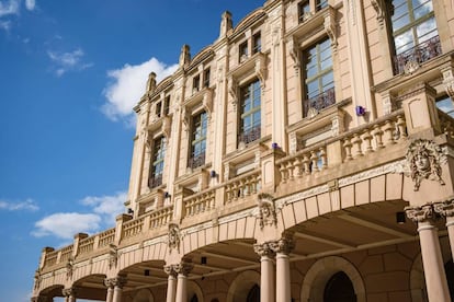 Fachada modernista del teatro Jofre, en Ferrol.