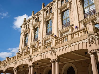 Fachada modernista del teatro Jofre, en Ferrol.