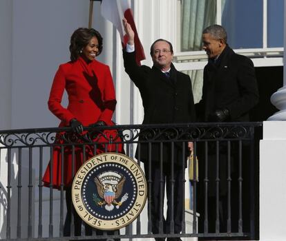 Francois Hollande saluda desde la Casa Blanca, junto a Michelle y Barack Obama.