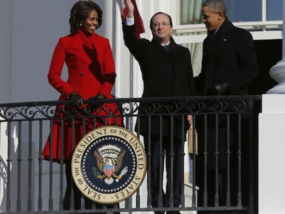 Francois Hollande saluda desde la Casa Blanca, junto a Michelle y Barack Obama.