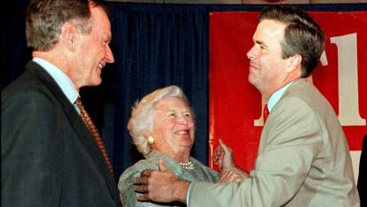 George Bush y su esposa Barbara con su hijo menor, Jeb Bush.