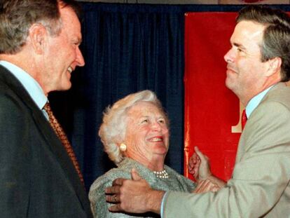 George Bush y su esposa Barbara con su hijo menor, Jeb Bush.