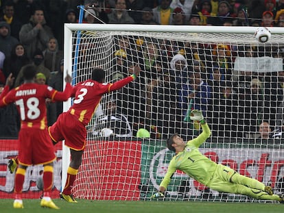 El ghanés Gyan falla, en el último minuto de la prórroga, un penalti contra Uruguay en los cuartos de final.