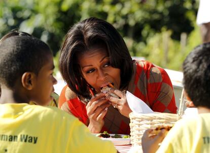 Michelle Obama convirtió la alimentación sana y la lucha contra la obesidad infantil en su cruzada como primera dama de EE UU. Así que su pizza era de vegetales.