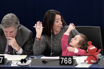 Estrasburgo (Francia), 19 de noviembre de 2013. La europarlamentaria italiana Licia Ronzulli fue foto de portadas en 2010 el día que acudió a votar al Parlamento con su bebé para solidarizarse con "las mujeres que no pueden conciliar". Tres años después lo volvió a hacer.
