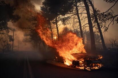 Un coche arde en Varnava, el domingo. 