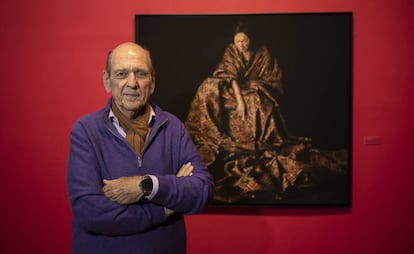 El coleccionista peruano Jan Mulder, delante de una de sus obras expuestas en la Casa de América, en Madrid.