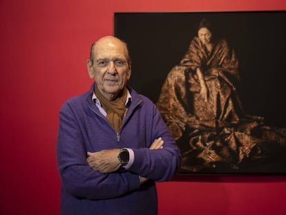 El coleccionista peruano Jan Mulder, delante de una de sus obras expuestas en la Casa de América, en Madrid.
