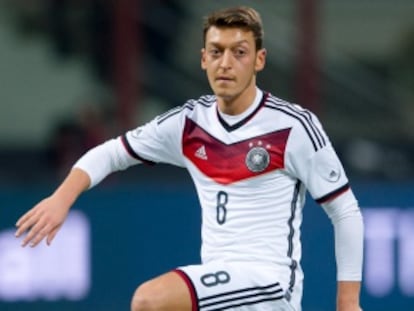 Özil, durante un partido con la selección alemana.
