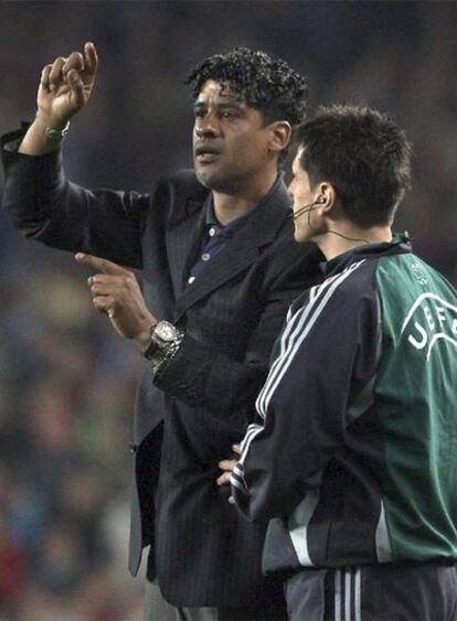 Frank Rijkaard, junto al cuarto árbitro en el Barça-Manchester.