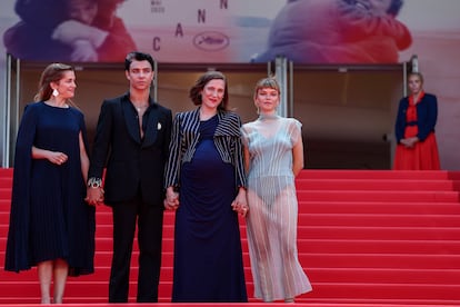 Desde la izquierda, la productora María Zamora, el actor Mitch Robles, la directora Carla Simón y la actriz Llúcia Garcia, en la entrada al Palacio de festivales de Cannes este miércoles al mediodía.