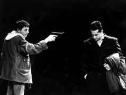 B sin nº - foto cedida - Obra 9 mm de Lyonel Spycher, en la sal Teatre Joventut de L´Hospitalet. Festival d´estiu de Barcelona Grec 2000.