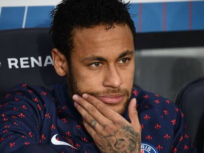 Neymar, en el banquillo durante el partido que el PSG disputó contra el Mónaco.