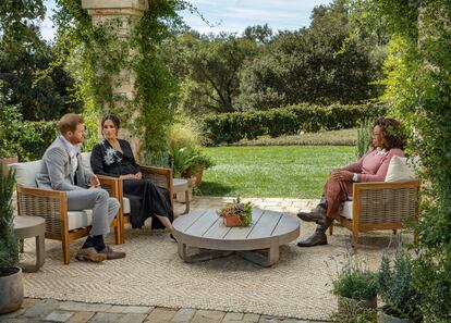 El príncipe Enrique y Meghan Markle, durante la entrevista con Oprah Winfrey.