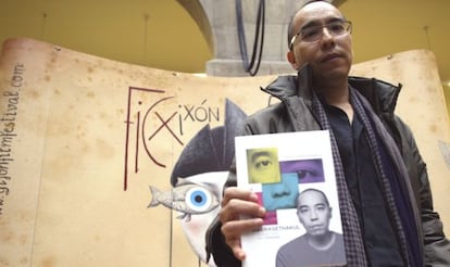 El director y guionista tailandés posa con un ejemplar del libro sobre su obra.