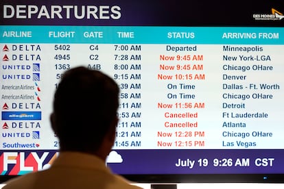Un pasajero mira un monitor de salidas en el Aeropuerto Internacional de Des Moines, el viernes 19 de julio de 2024, en Des Moines, Iowa.
