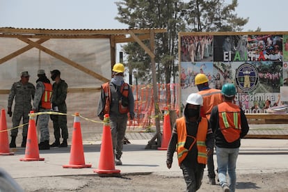 Obreros y personal del Ejército durante la construcción del AIFA