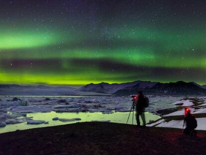 Aurora Boreal en el lago de J&ouml;kuls&aacute;rl&oacute;n (Islandia). 