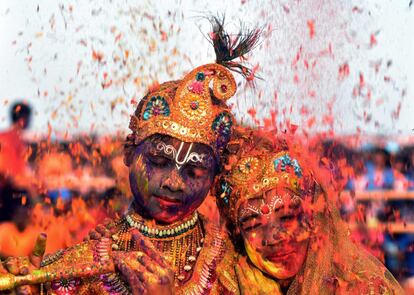 Dos estudiantes vestidos como los dioses Krishna y Radha durante el festival Holi en Bhubaneswar (India).