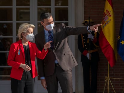 El presidente del Gobierno, Pedro Sánchez, saluda a la presidenta de la Comisión Europea, Ursula von der Leyen en el Palacio de la Moncloa en Madrid.