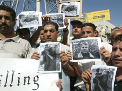 Protesta de periodistas en Ramala por la muerte de un cámara palestino de Reuters en Irak, abatido por un tanque de EE UU.