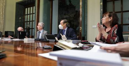 El secretario segundo del Senado, Rafael Hernando (segundo por la derecha) y la vicepresidenta primera del Senado, Cristina Narbona durante el último pleno de la Cámara Alta hasta el 31 de marzo. 