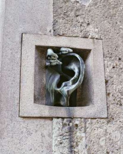 La oreja de bronce de la fachada del palacio Sola-Busca, en Milán.
