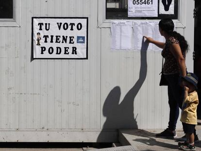 Una mujer busca su mesa para votar en Lima, Perú.