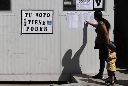 Una mujer busca su mesa para votar en Lima, Perú.