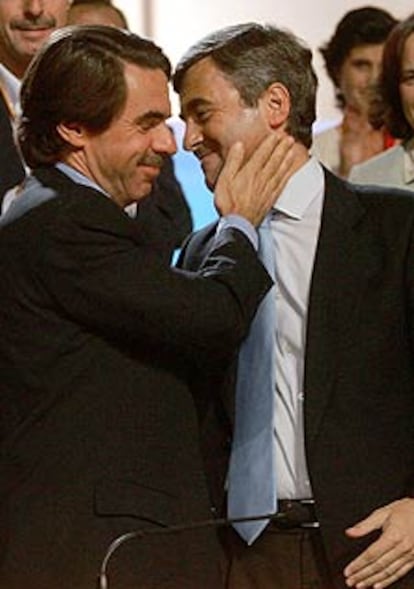 José María Aznar felicita a Ángel Acebes en la primera jornada del congreso.