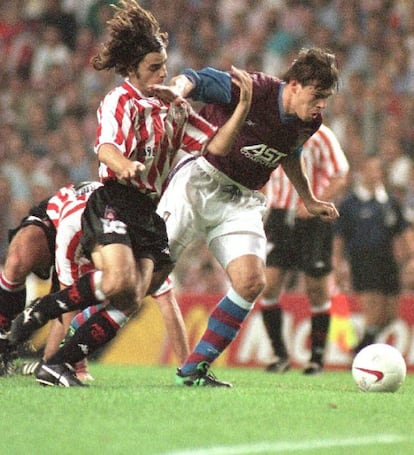 El jugador bilbaíno Alkiza disputa el balón con el delantero del Aston Villa, Savo Milosevic, en el partido disputado en San Mamés en la temporada 1997-98.